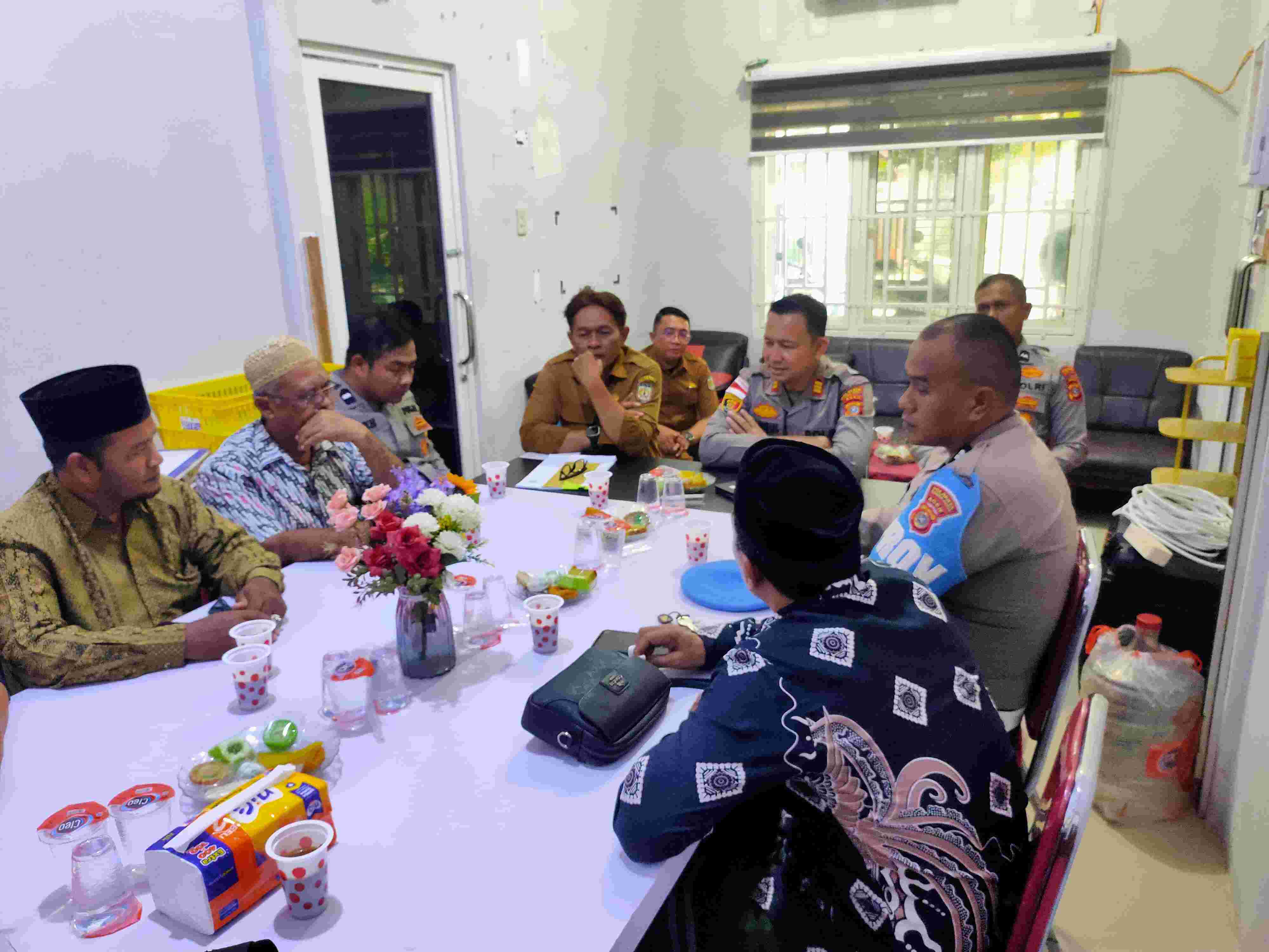 Optimalkan Penyelesaian 18 Perkara Lewat Desa, Kapolsek Kutaraja Kunker ke Keudah - Tribratanews Polresta Banda Aceh