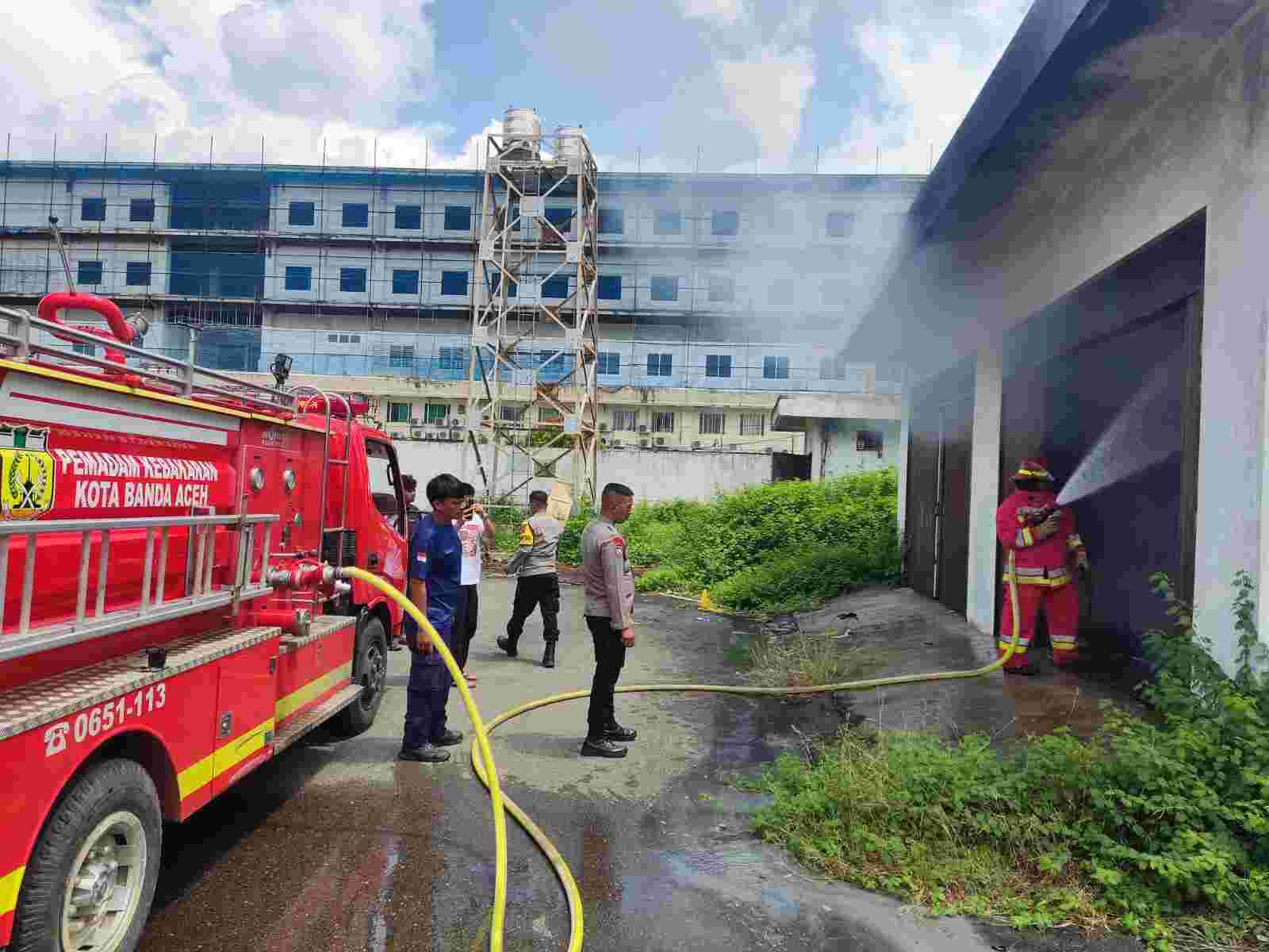 Suara Ledakan di Gudang Travo Listrik Gedung Chik Ditiro, Polisi dan Pemadam Kebakaran Terjun ke TKP