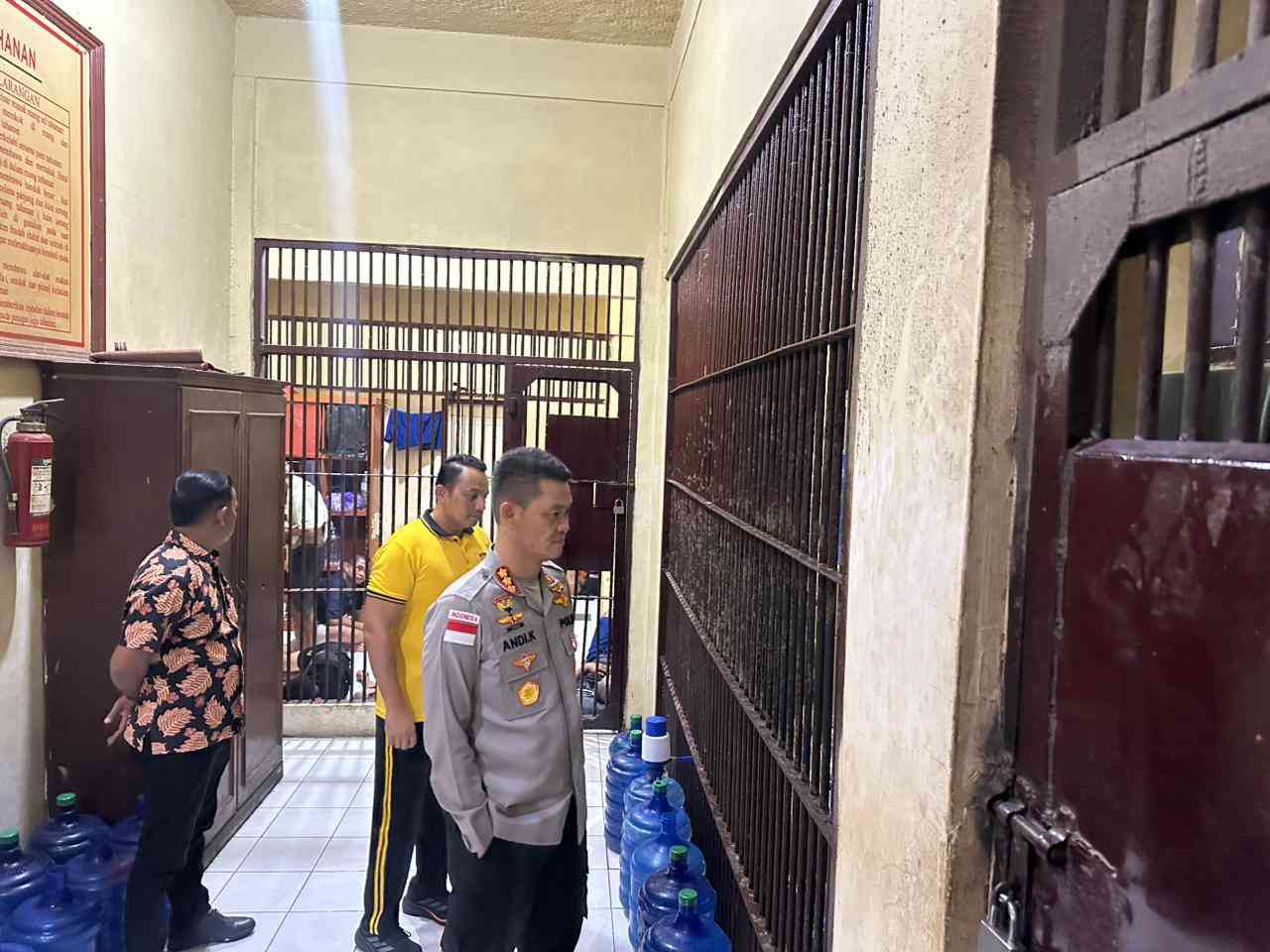 Kapolresta Banda Aceh Berinteraksi Dengan Para Tahanan