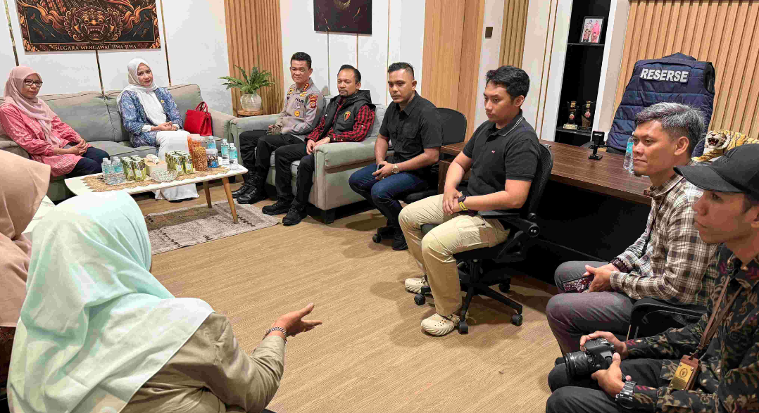 Sambangi Polresta Banda Aceh, Darwati Kawal Kasus Kekerasan Bayi di Daycare