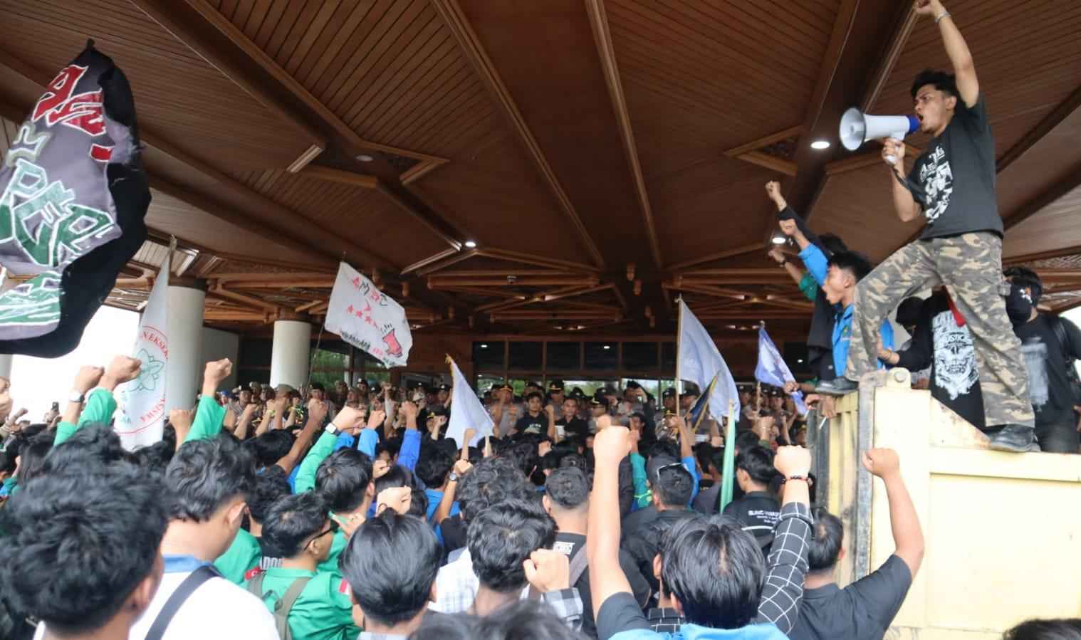 Enam Orang Diamankan Polisi, Diduga Memprovokasi dan Menurunkan Bendera Merah Putih  saat Unras di Kantor Gubernur Aceh