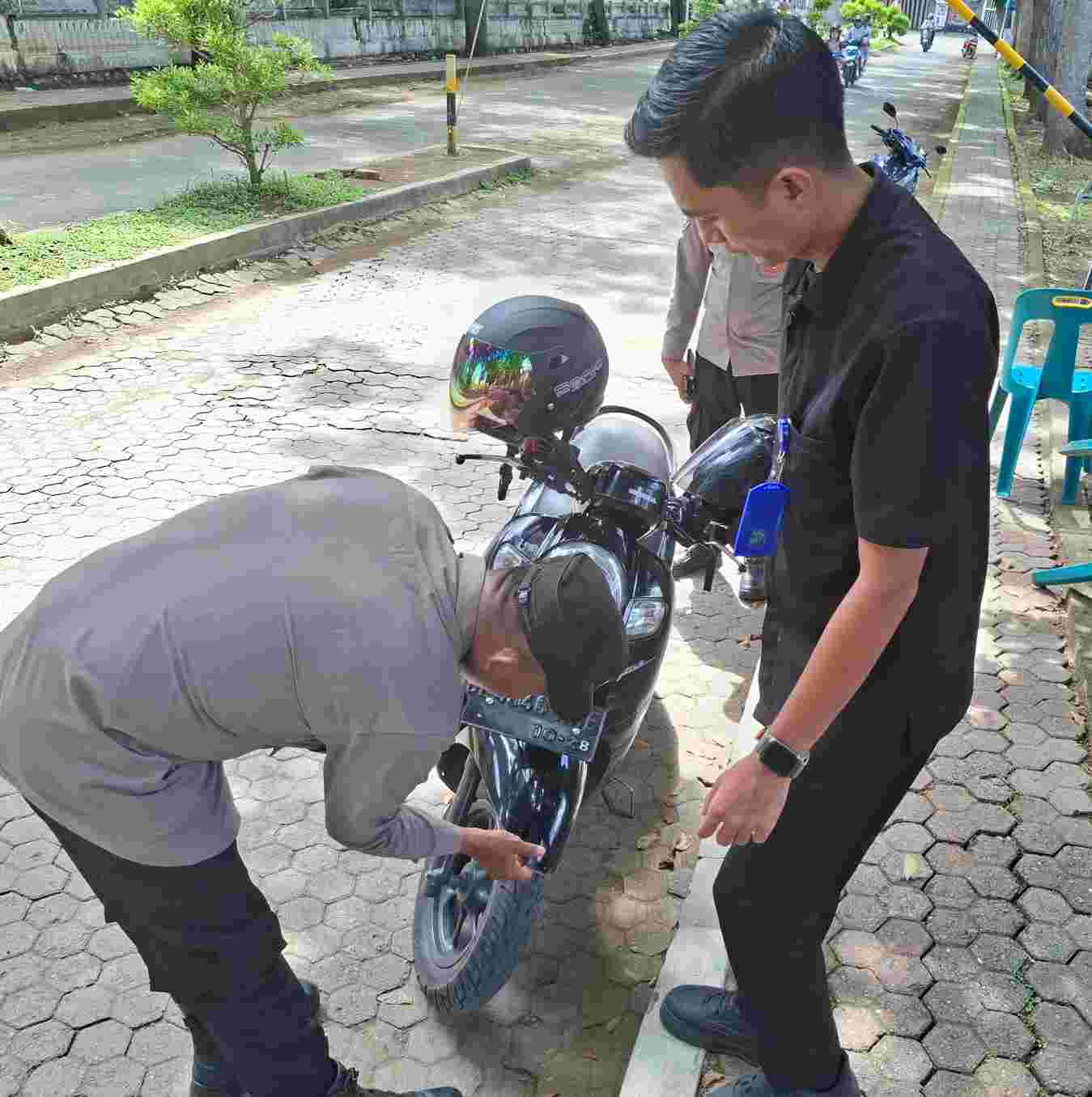 Upaya pencegahan kejahatan, Bhabinkamtibmas Polresta Banda Aceh Sosialisasi Pemasangan Kunci Ganda pada Kenderaan 