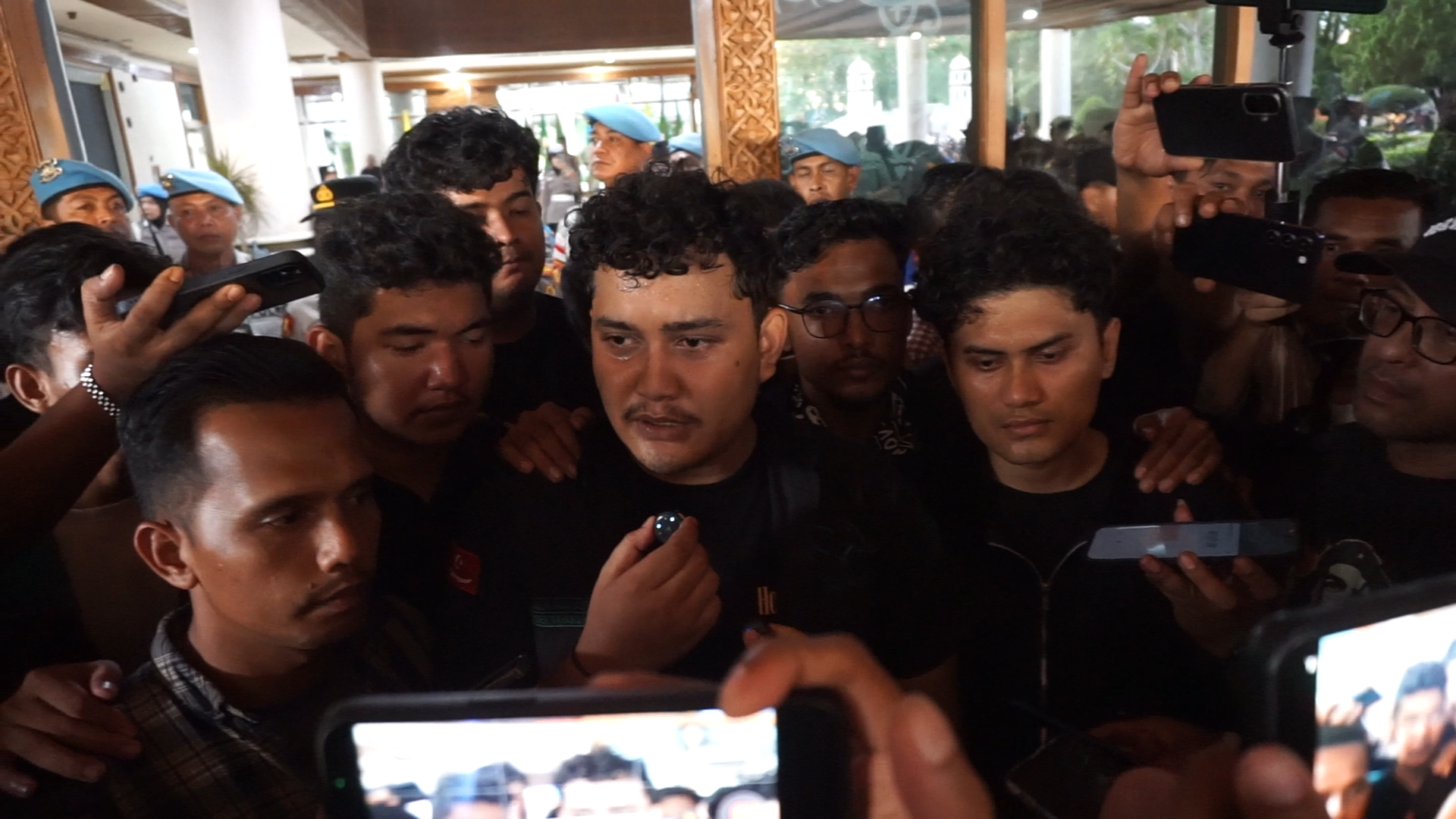 Massa Aksi ARA dan Aparat Kepolisian Sepakat Menjaga Situasi Tetap Kondusif Selama Demonstrasi Berlangsung - Tribratanews Polresta Banda Aceh