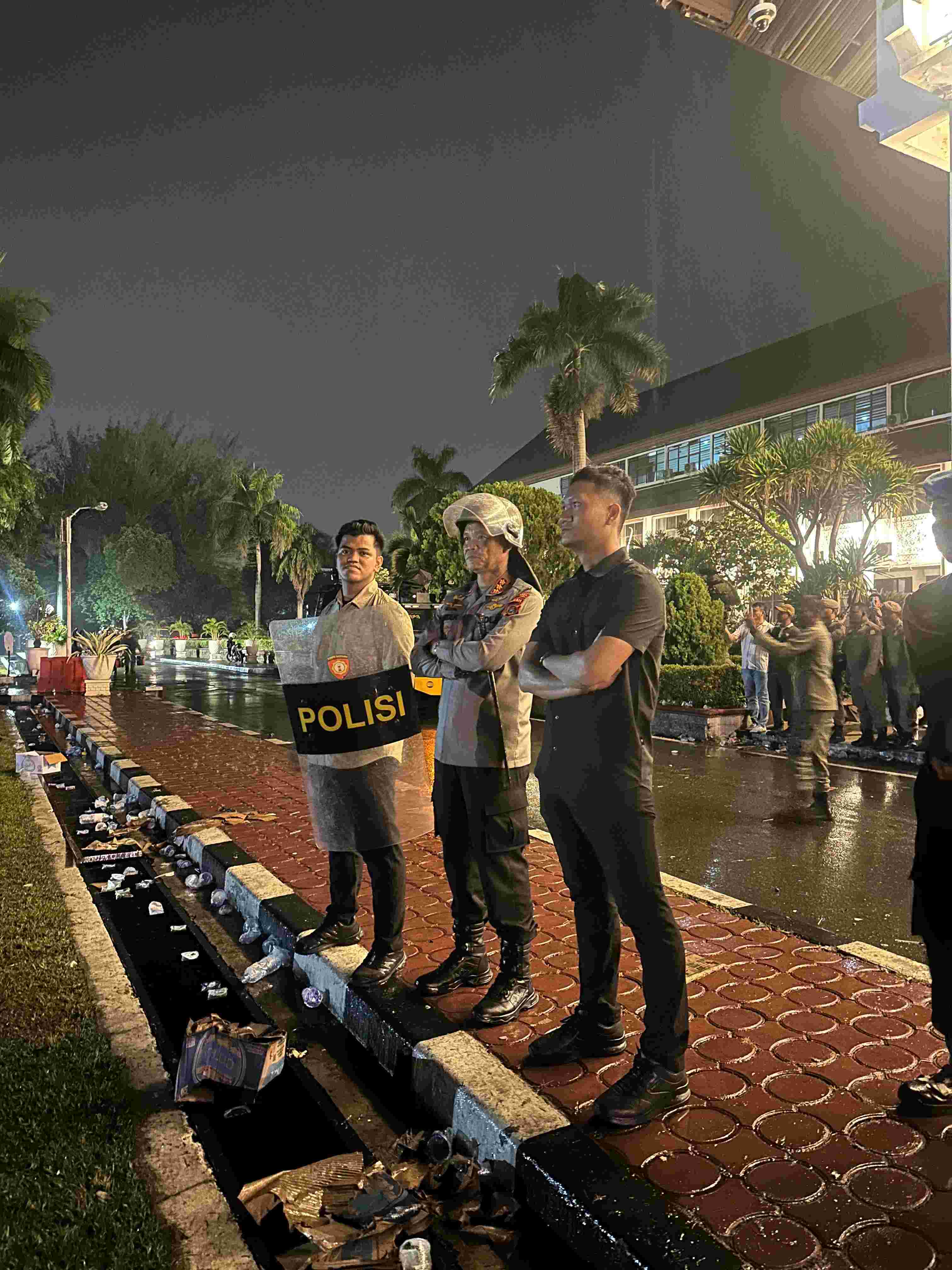 Jaga Mahasiswa Demo JKA Hingga Larut Malam, Kapolresta Banda Aceh Tetap Tegak Dalam Guyuran Hujan - Tribratanews Polresta Banda Aceh