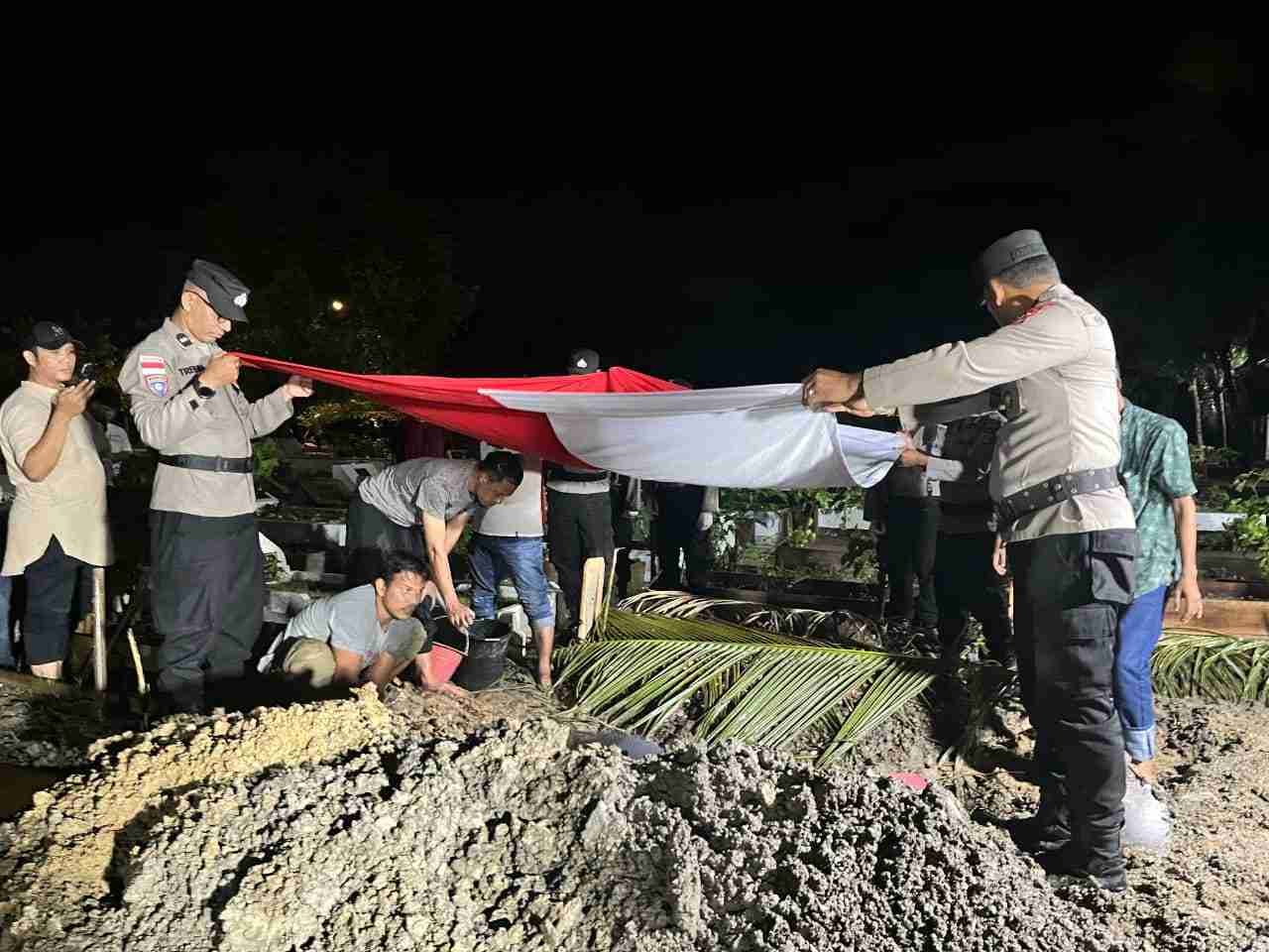 Polresta Banda Aceh Berduka, Pemakaman Aipda Iwan Rezeki Diguyur Hujan  - Tribratanews Polresta Banda Aceh