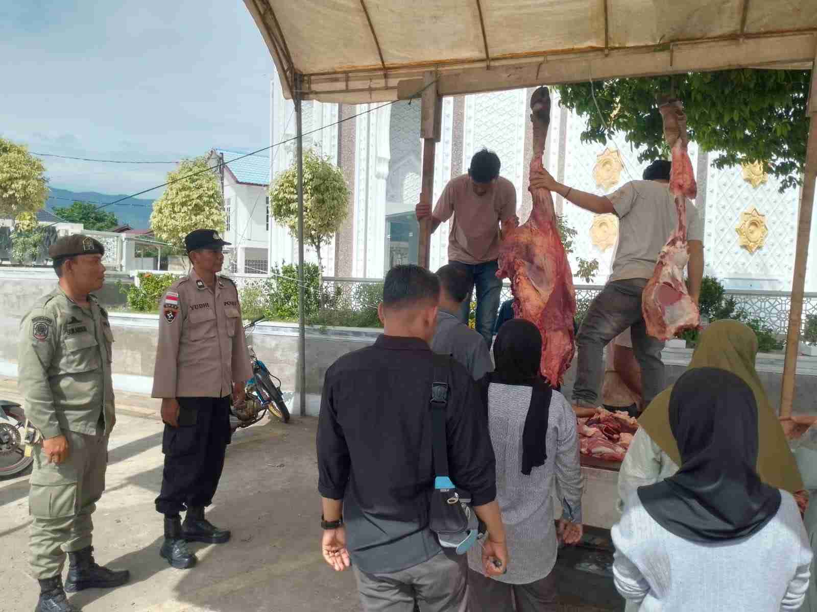 Polisi Pantau Pasar Daging Meugang di Banda Aceh - Tribratanews Polresta Banda Aceh