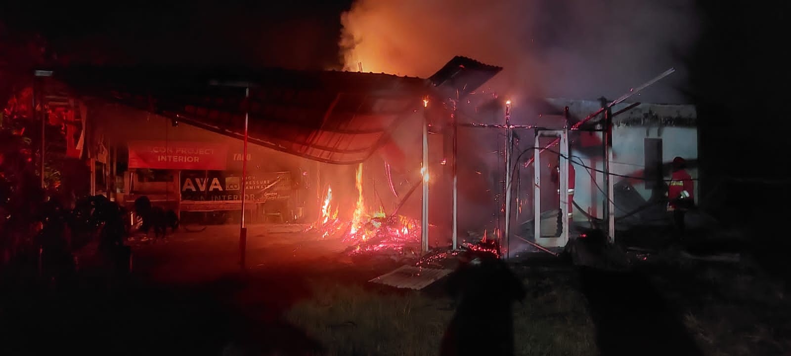Rumah Warga Ceurih Ulee Kareng Terbakar, Polisi Datangi TKP - Tribratanews Polresta Banda Aceh