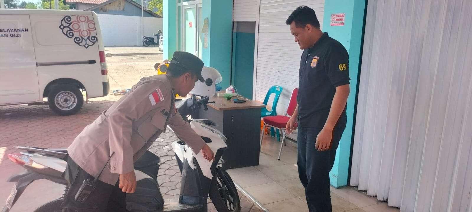 Personel Polresta Banda Aceh Praktikkan Pemasangan Kunci Ganda pada Sepeda Motor kepada Warga