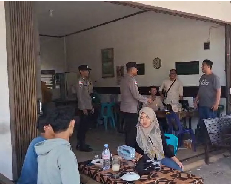Bhabinkamtibmas Polresta Banda Aceh Sambang Warga di Warung Kopi, Sampaikan Pesan Kamtibmas