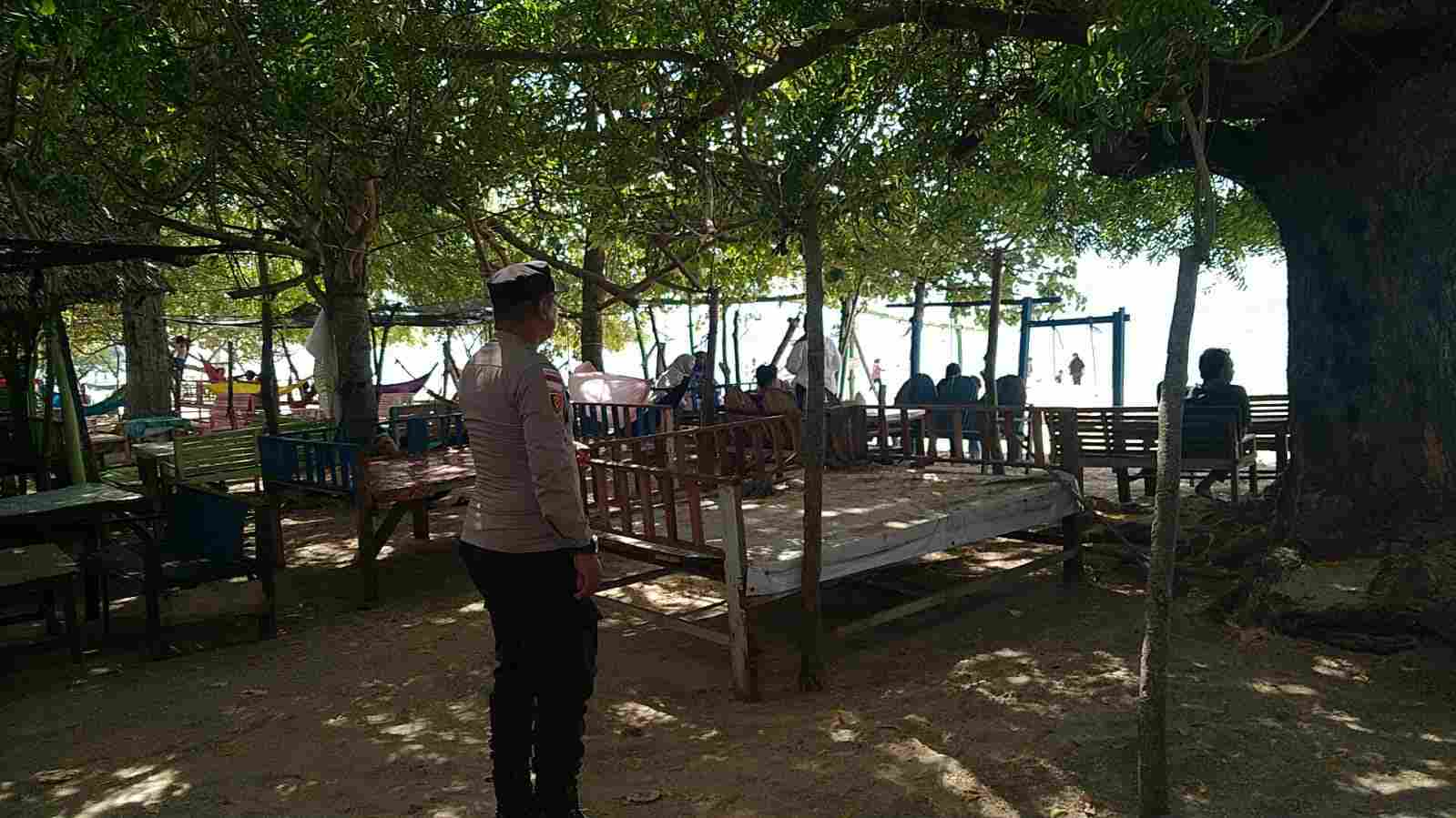 Polsek Mesjid Raya Imbau Warga yang Berakhir Pekan di Pantai Utamakan Keselamatan - Tribratanews Polresta Banda Aceh