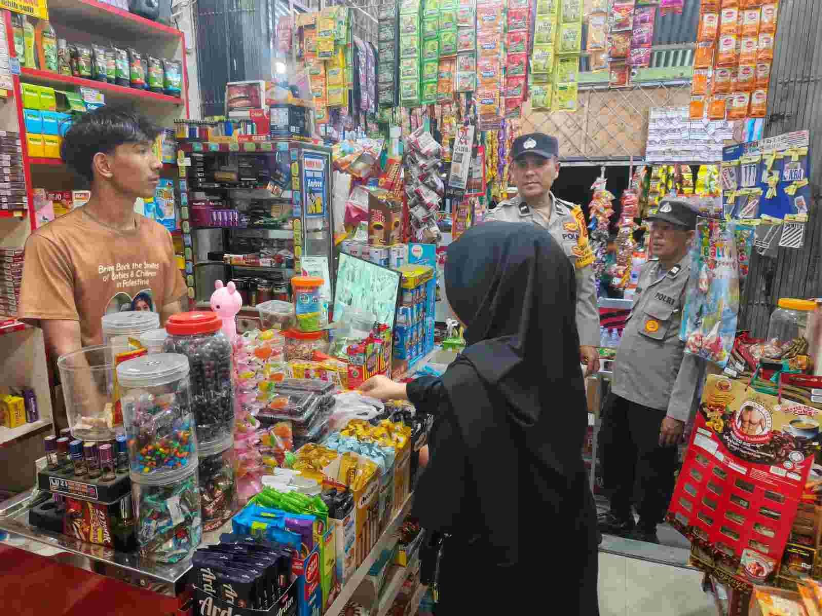 Tingkatkan Keamanan, Bhabinkamtibmas Polresta Banda Aceh Hampiri Pedagang Asongan