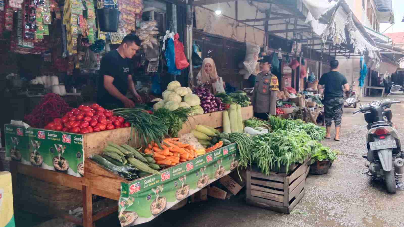 Bhabinkamtibmas Polsek Blang Bintang Berikan Imbauan Kepada Pedagang Kelontong Untuk Menjaga Kamtibmas