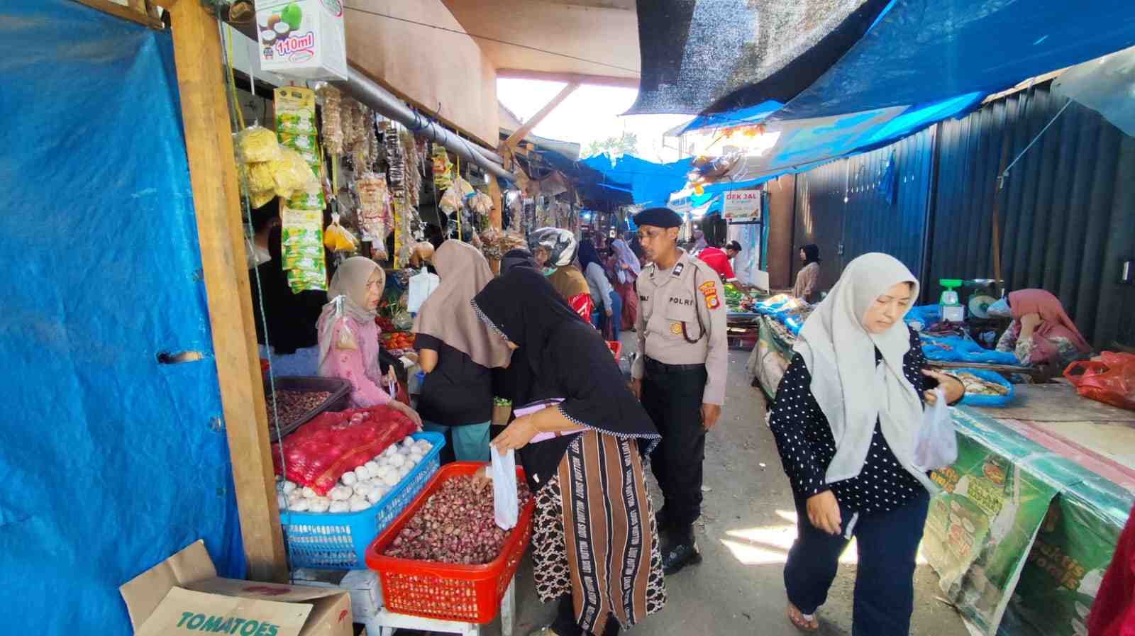Personel Polsek Ulee Kareng Patroli di Pasar Tradisional, Ini yang Dilakukannya