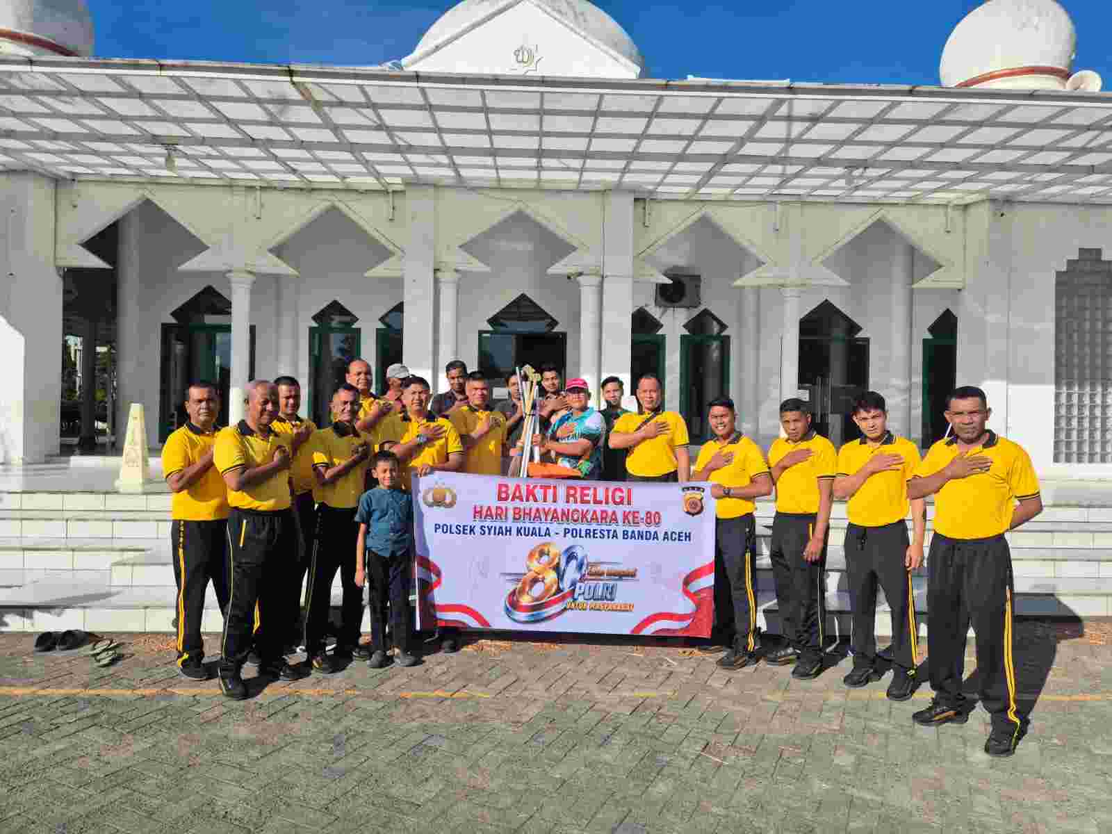 Polsek Jajaran Polresta Banda Aceh Gelar Bakti Religi di Rumah Ibadah, Sekaligus Berikan Sarana Kontak Kepada Masyarakat