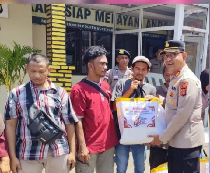 Di Hari Bhayangkara ke-80, Polsek Ulee Kareng Gandeng Bhayangkari Salurkan Bansos untuk Ringankan Beban Warga Kurang Mampu