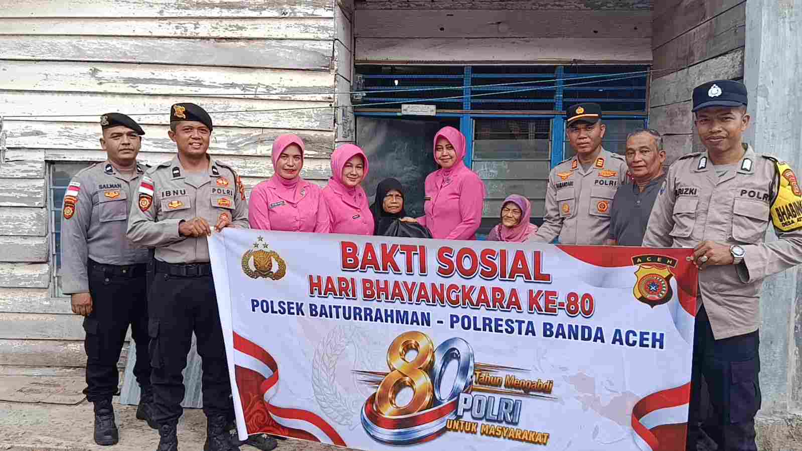 Sambut HUT Bhayangkara ke-80, Warga Kurang Mampu Terima Bansos dari Polsek Baiturrahman