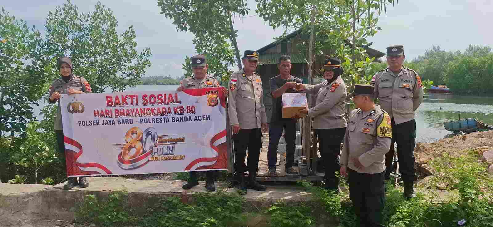 Gelorakan HUT Bhayangkara ke-80, Polsek Jaya Baru Salurkan Bansos untuk Warga
