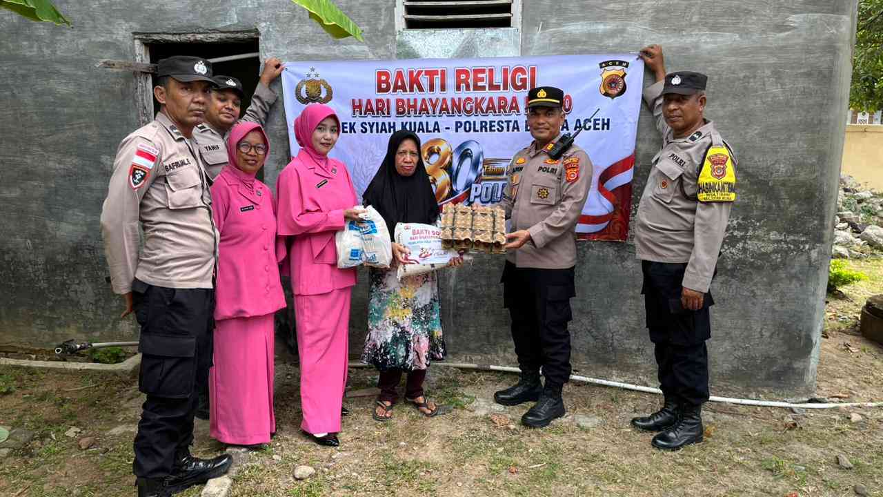 Dalam Rangka HUT Bhayangkara ke-80, Polsek Syiah Kuala Serahkan Bansos kepada Warga Kurang Mampu - Tribratanews Polresta Banda Aceh