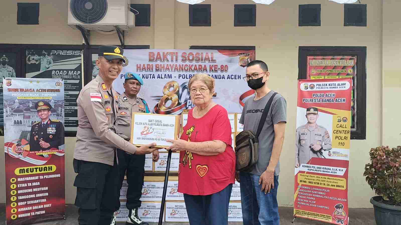 Personel Polsek Kuta Alam Bersama Bhayangkari Bagikan Bansos, Wujud Kepedulian kepada Masyarakat