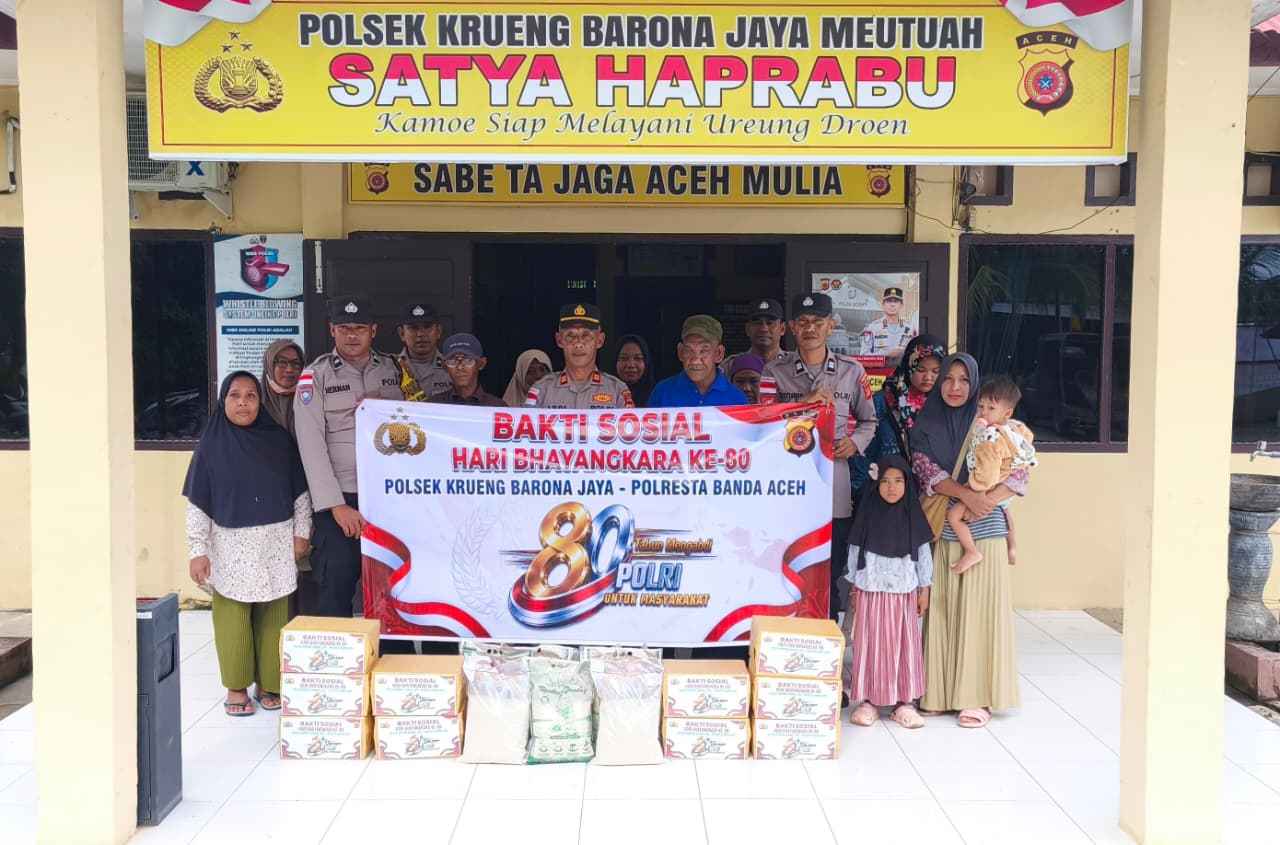 Pererat Hubungan dengan Warga, Polsek Krueng Barona Jaya Bagikan Bansos Jelang HUT Bhayangkara - Tribratanews Polresta Banda Aceh