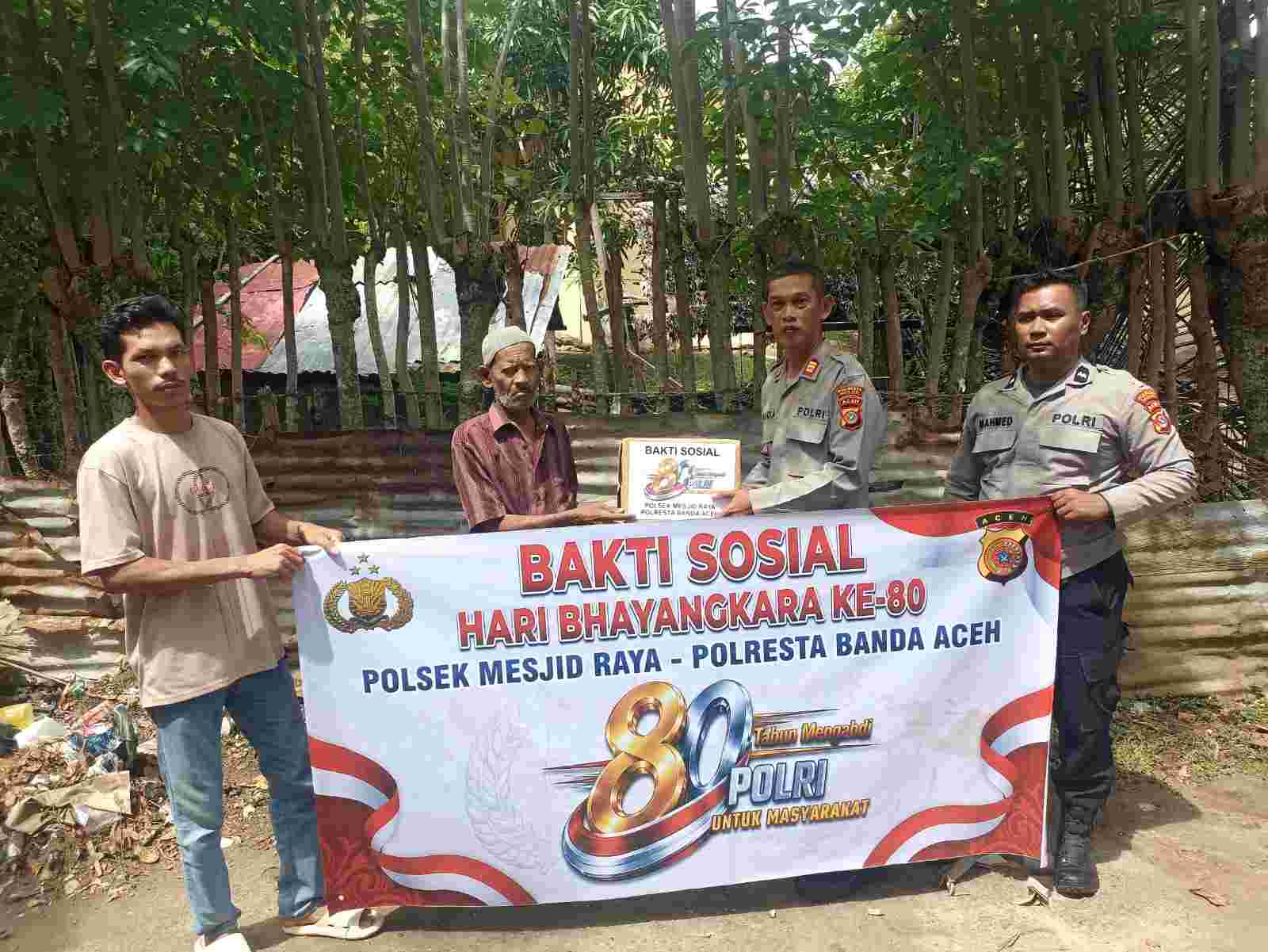 Sasar Warga Kurang Mampu, Polsek Mesjid Raya Bagikan Bansos Sambut HUT Bhayangkara ke-80