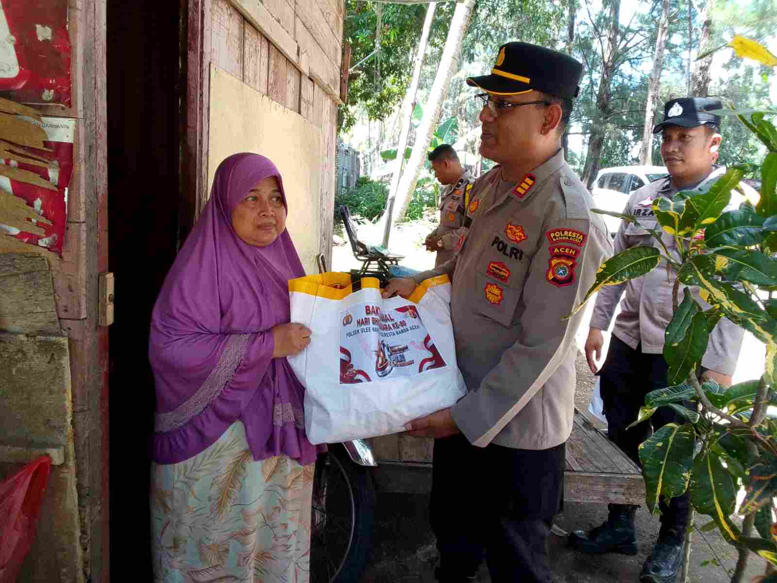 Warga dan Anak Yatim Terima 60 Paket Bantuan Sosial dari Polsek Ulee Kareng
