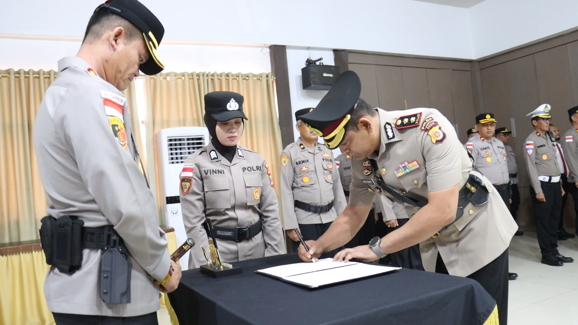 AKBP Henki Ismanto Serahkan Jabatan Wakapolresta kepada Kapolresta Banda Aceh - Tribratanews Polresta Banda Aceh