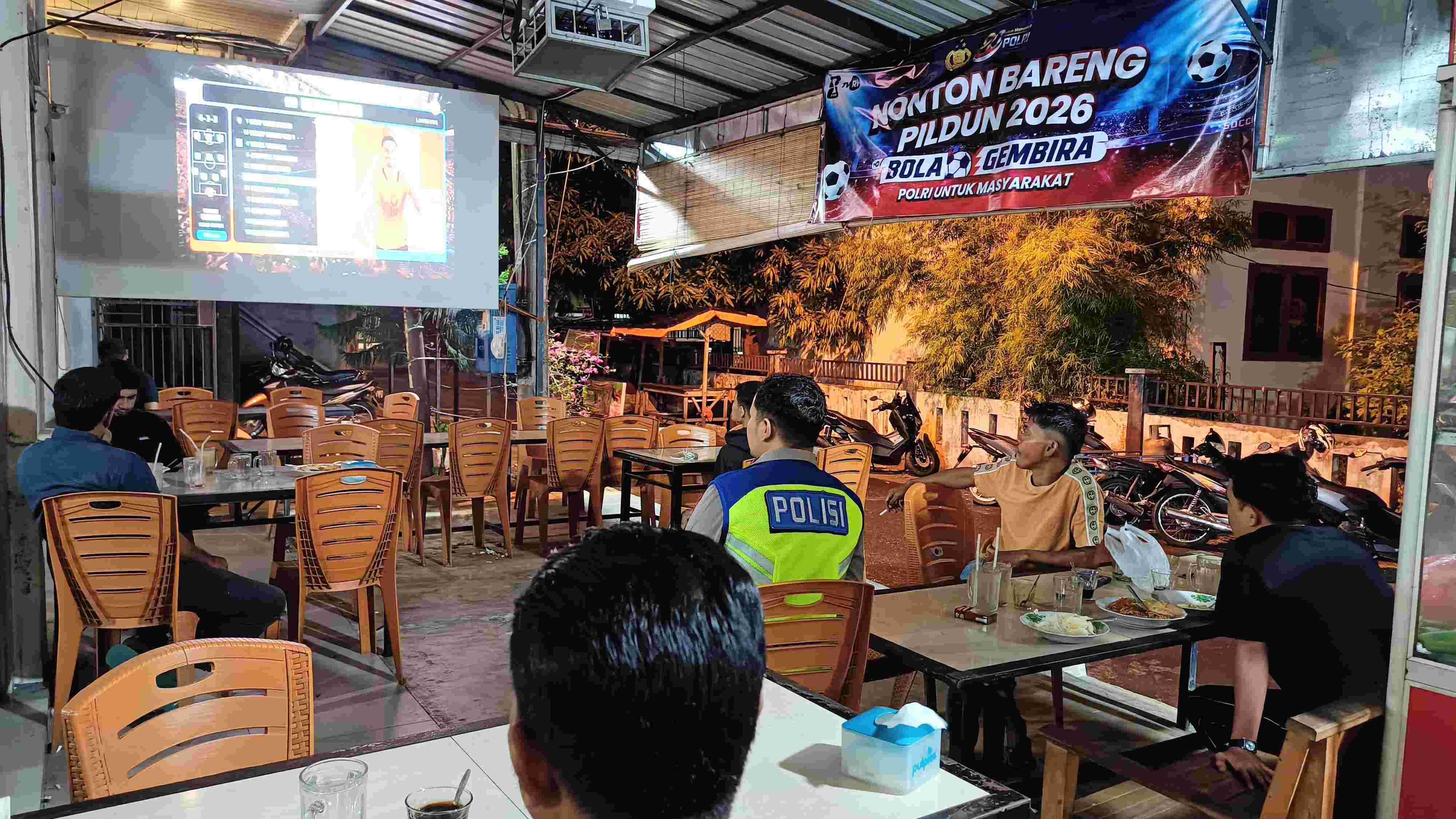 Polisi Nobar Piala Dunia Bersama Warga di Warkop Hanan Meuraxa, Pererat Silaturahmi dan Jaga Kamtibmas - Tribratanews Polresta Banda Aceh