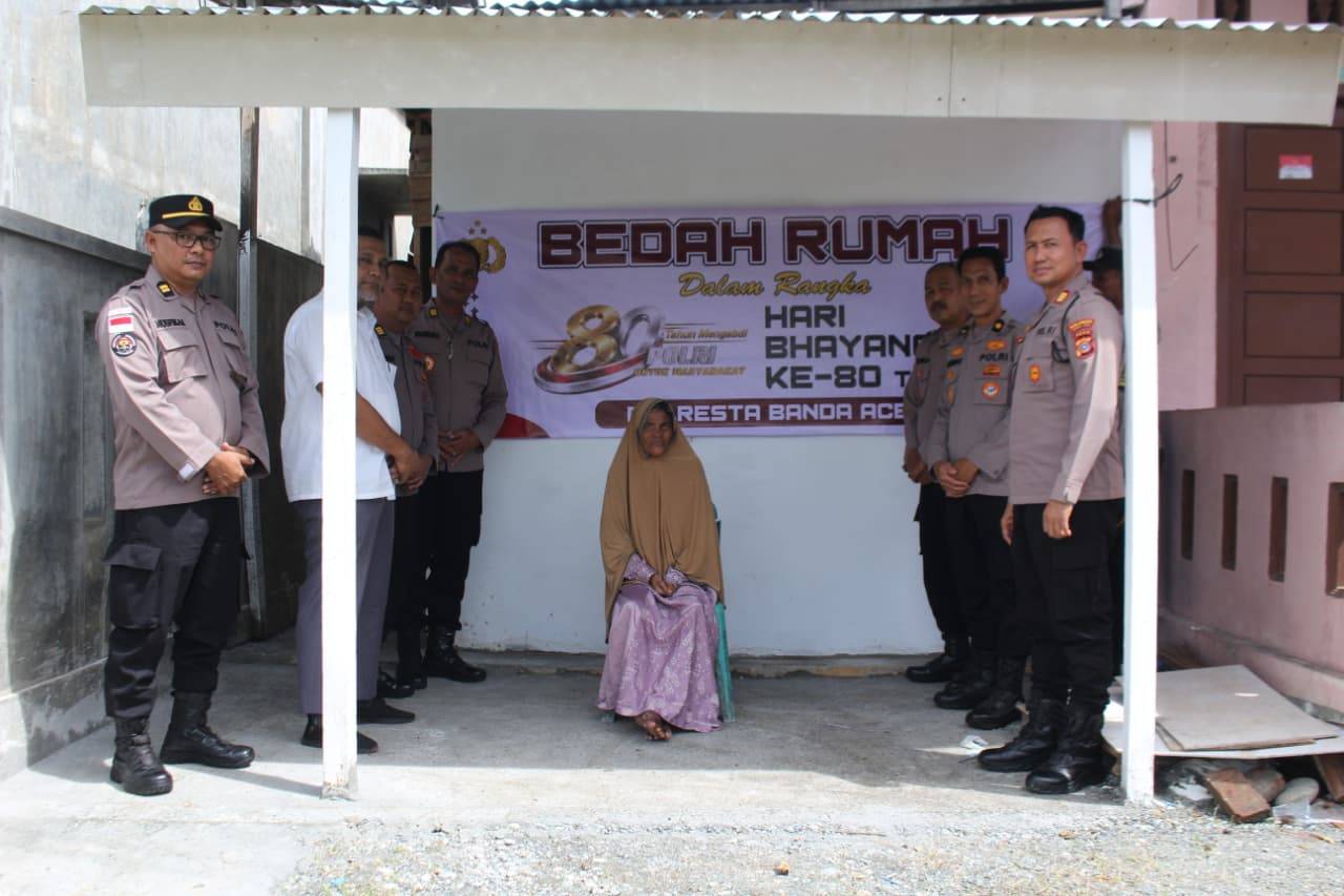 Bedah Rumah Selesai, Asmawati Berterima Kasih kepada Kapolresta Banda Aceh - Tribratanews Polresta Banda Aceh