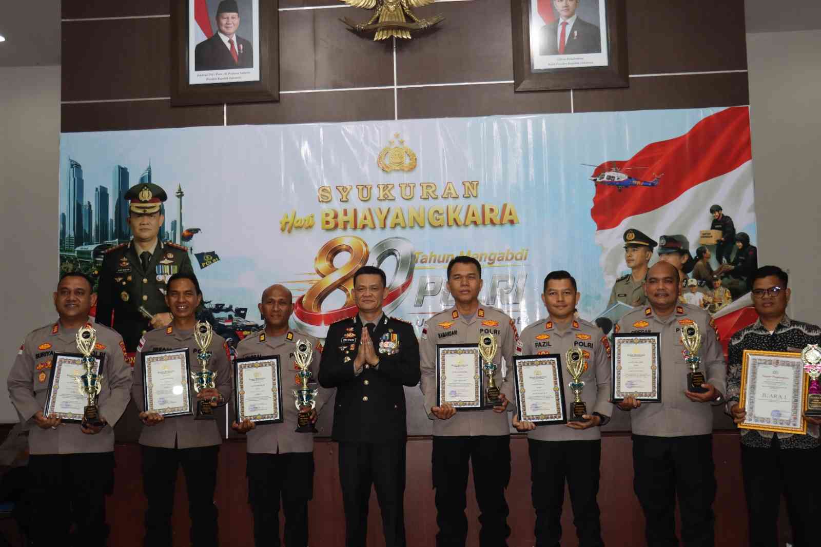 Syukuran Hari Bhayangkara ke-80, Enam Polsek dan Satu Gampong Terima Penghargaan dari Kapolresta Banda Aceh - Tribratanews Polresta Banda Aceh