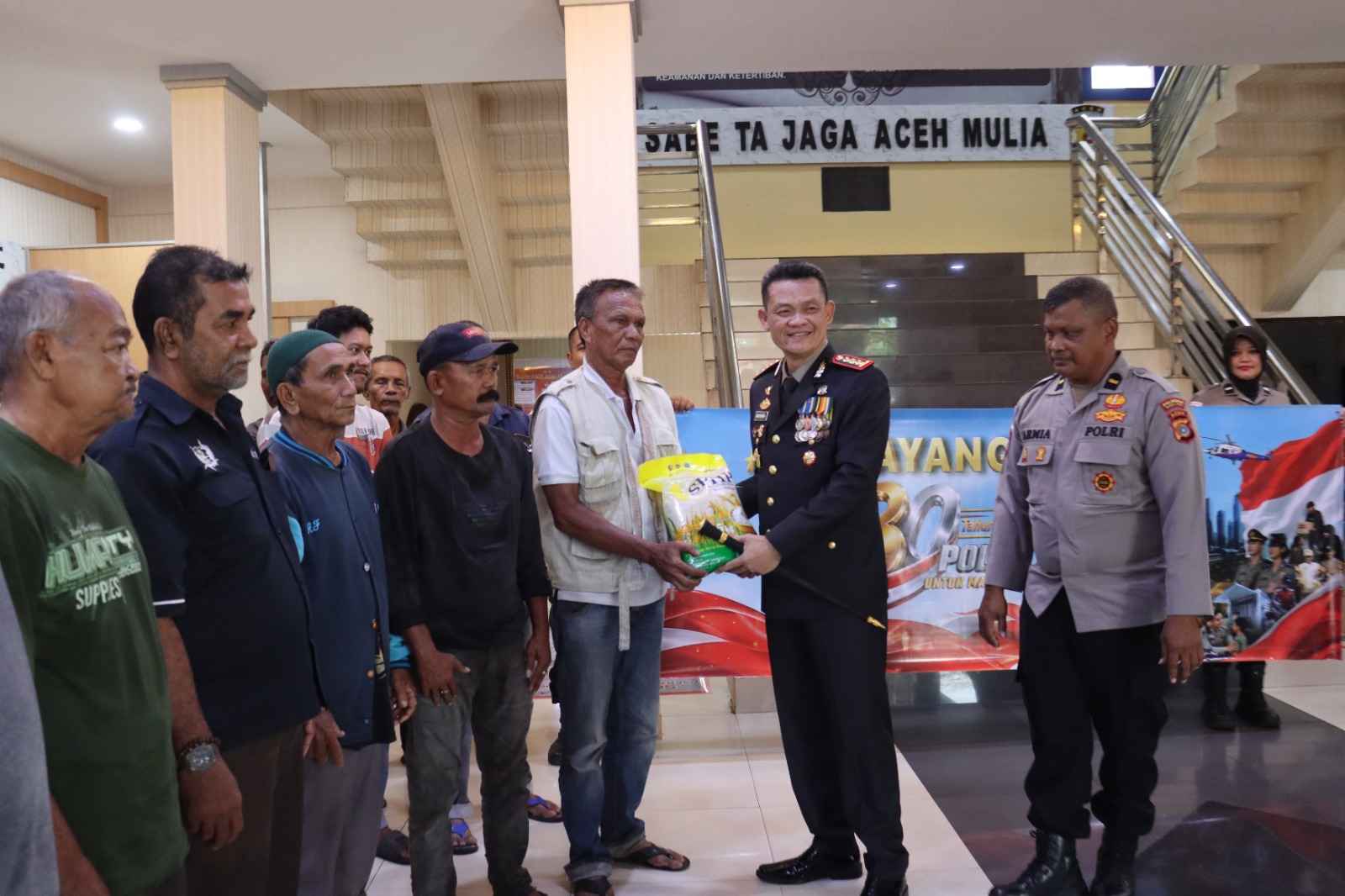 Kapolresta Banda Aceh Bagikan Beras kepada Warga Kurang Mampu di Hari Bhayangkara ke-80 - Tribratanews Polresta Banda Aceh