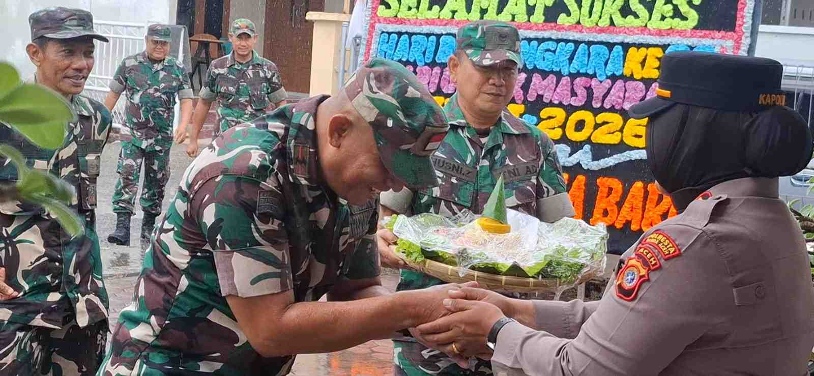 Koramil Jajaran Wilkum Polresta Banda Aceh Berikan Kejutan ke Polsek pada Hari Bhayangkara ke-80 - Tribratanews Polresta Banda Aceh