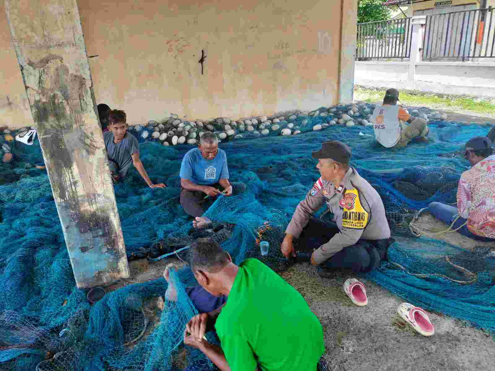 Personel Polsek Baitussalam Aiptu Fachrul Rozi Lakukan Sambang di Dermaga Lambada Lhok, Pererat Silaturahmi dengan Nelayan - Tribratanews Polresta Banda Aceh