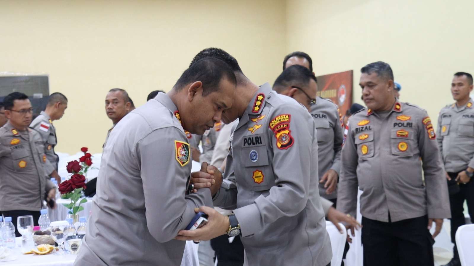 Rasa Haru Personel Polresta Banda Aceh Saat Pelepasan Kombes Henki Ismanto Menuju Tempat Tugas Baru - Tribratanews Polresta Banda Aceh