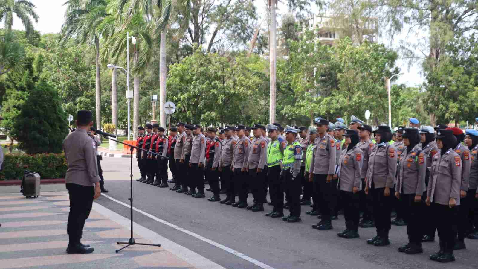 Personel Polresta Banda Aceh dan Satpol PP Amankan Aksi Unras ARA di Kantor Gubernur Aceh - Tribratanews Polresta Banda Aceh