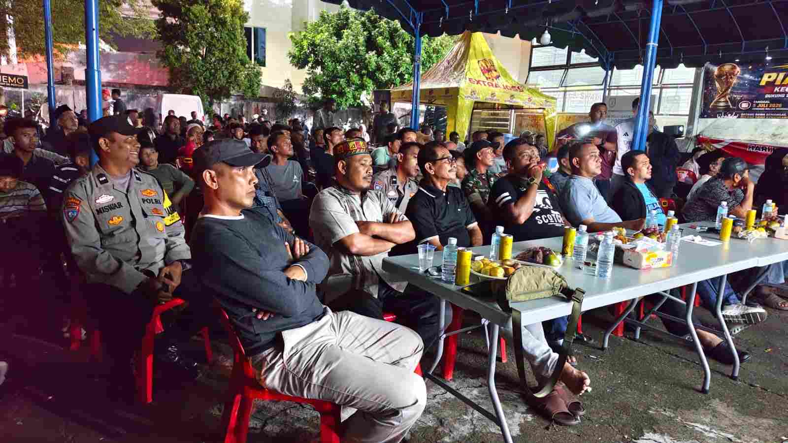 Muspika Ulee Kareng Siapkan Doorprize Saat Nobar Piala Dunia - Tribratanews Polresta Banda Aceh