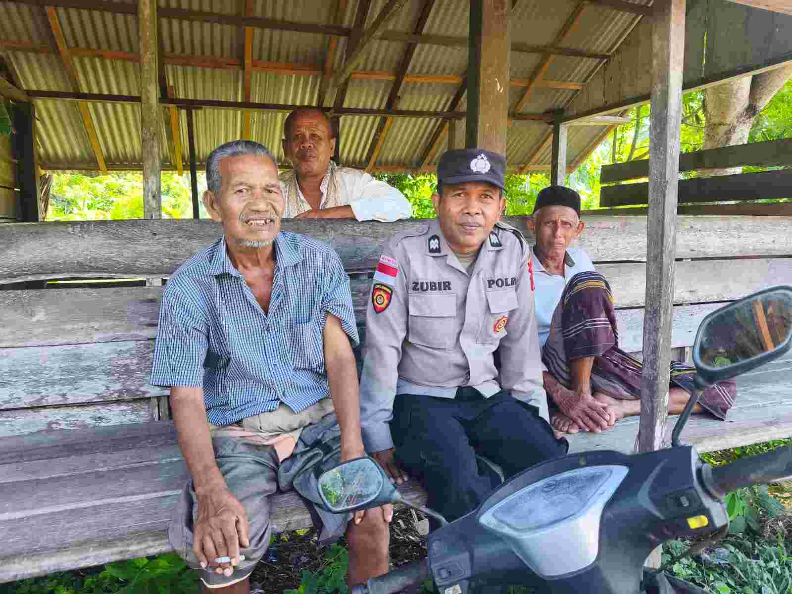 Kebersamaan Personel Polsek Blang Bintang Aiptu Zubir Bersama Warga Desa Binaan - Tribratanews Polresta Banda Aceh