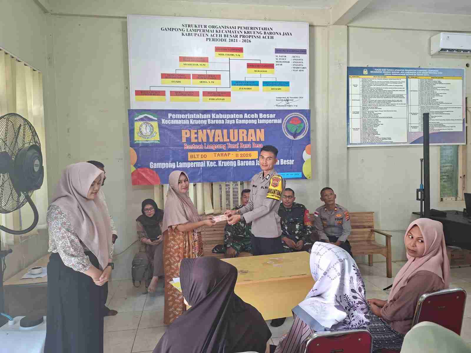 Polisi Awasi Penyaluran BLT di Gampong Lampermai - Tribratanews Polresta Banda Aceh