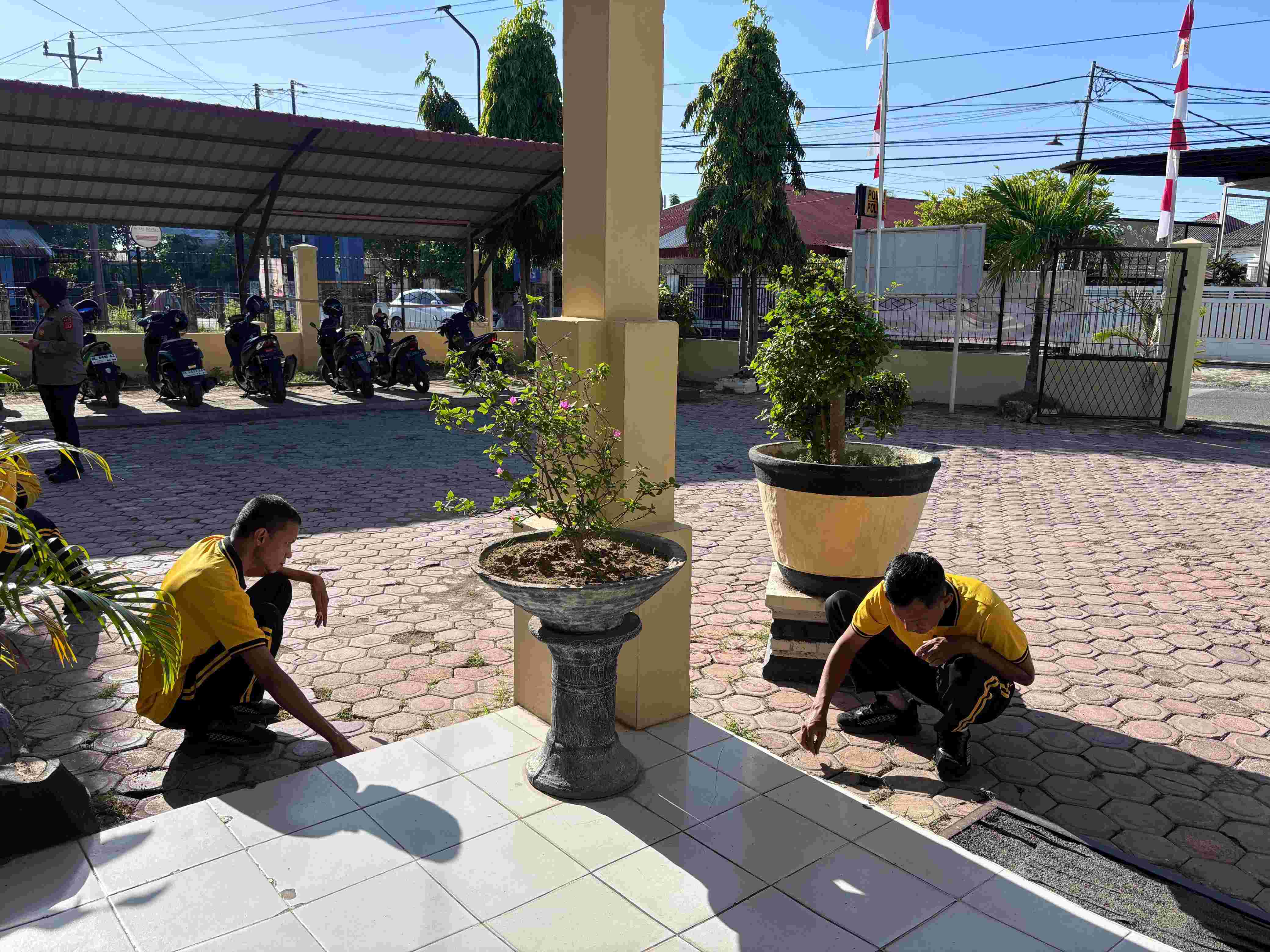 Jaga Keindahan dan kebersihan Mako, Polsek Jajaran Polresta Banda Aceh Gotong Royong Bersama - Tribratanews Polresta Banda Aceh