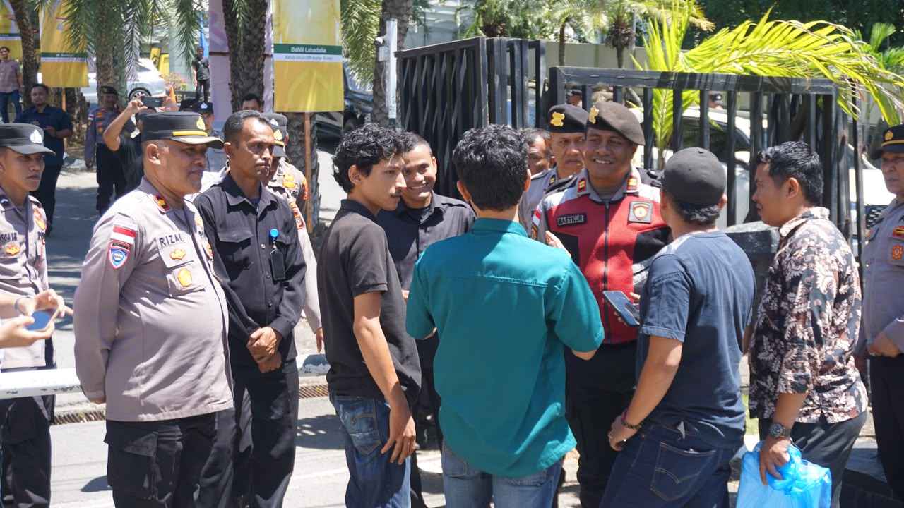 Rakerda Golkar di Hermes Palace Diwarnai Aksi Unjuk Rasa, Polresta Banda Aceh Terapkan Pengamanan Humanis - Tribratanews Polresta Banda Aceh