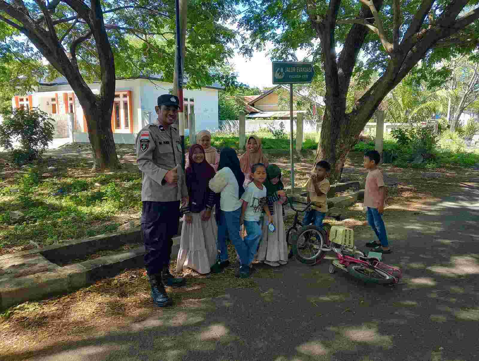 Kebersamaan Polisi Bersama Anak-anak di Ruang Terbuka, Ciptakan Suasana Hangat dan Penuh Keceriaan - Tribratanews Polresta Banda Aceh