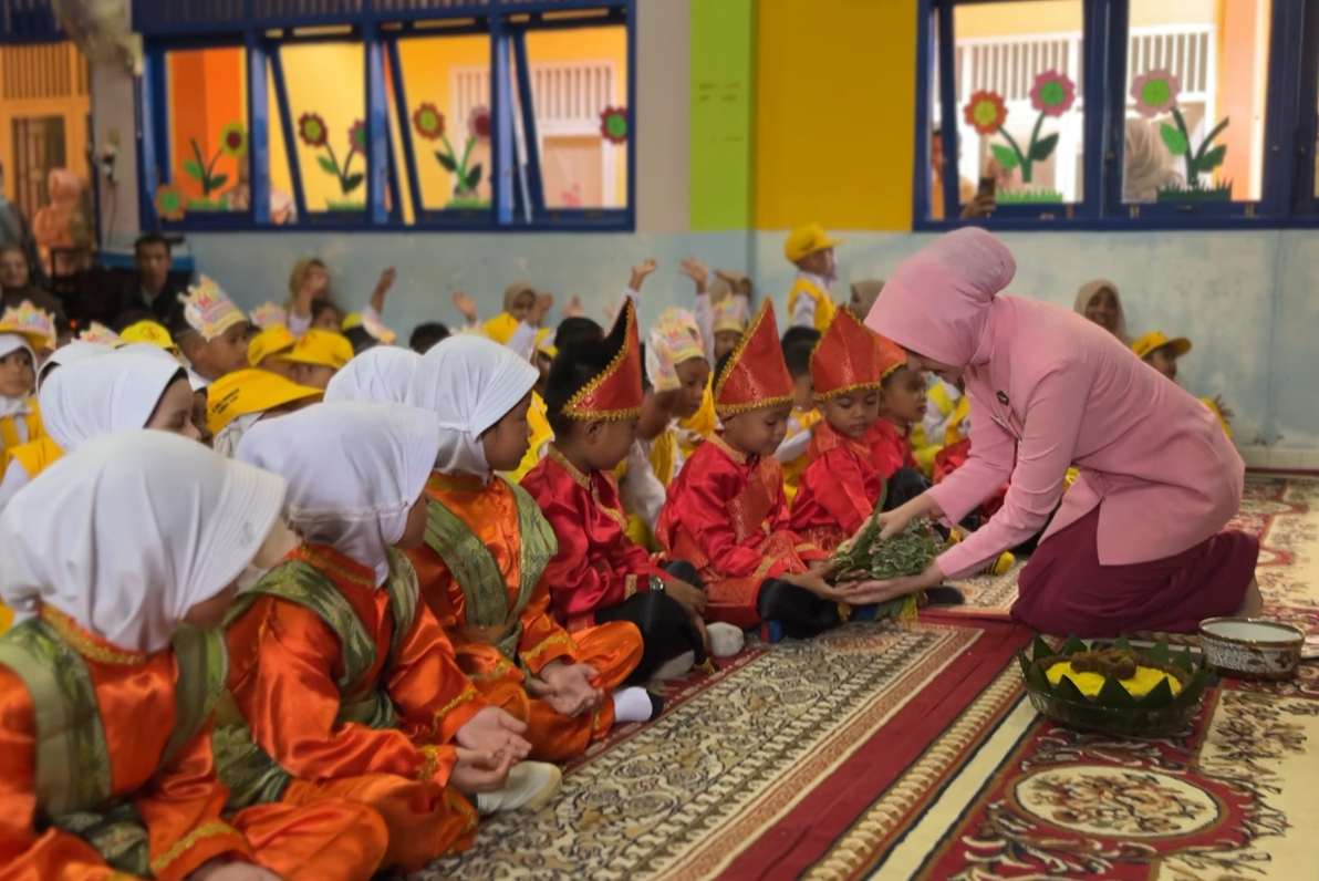 Ketua Bhayangkari Cabang Kota Banda Aceh Peusijuek Murid TK di Hari Pertama Sekolah