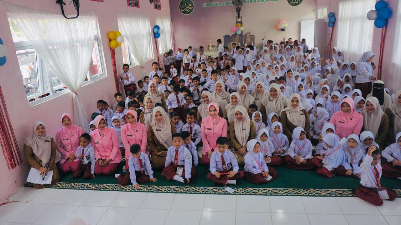 Ketua Bhayangkari Cabang Kota Banda Aceh Kunjungi SD dan SMP Kemala Bhayangkari