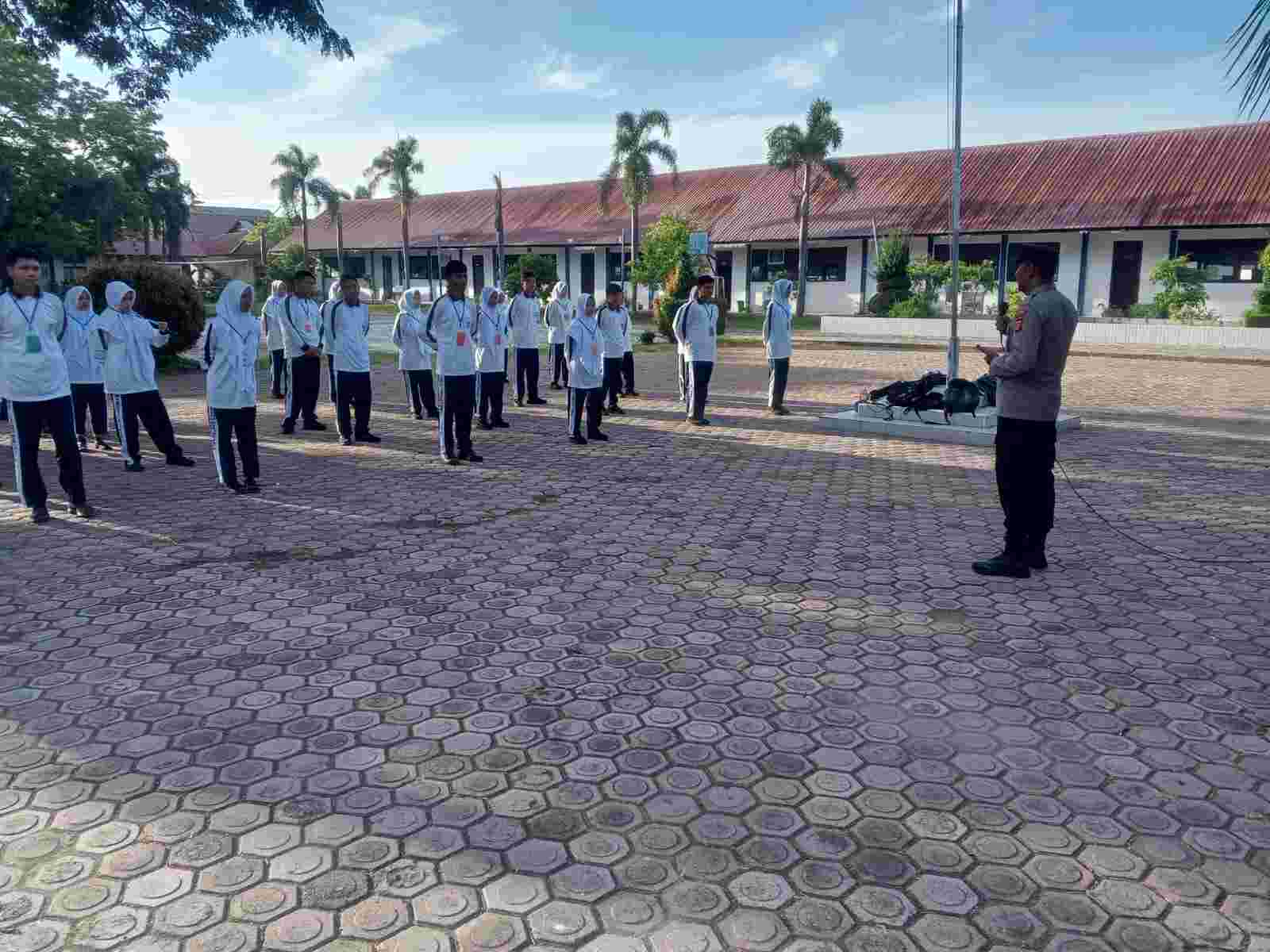Polisi Jadi Pemateri Wawasan Kebangsaan dan Latihan PBB di SMA Negeri 1 Krueng Barona Jaya - Tribratanews Polresta Banda Aceh