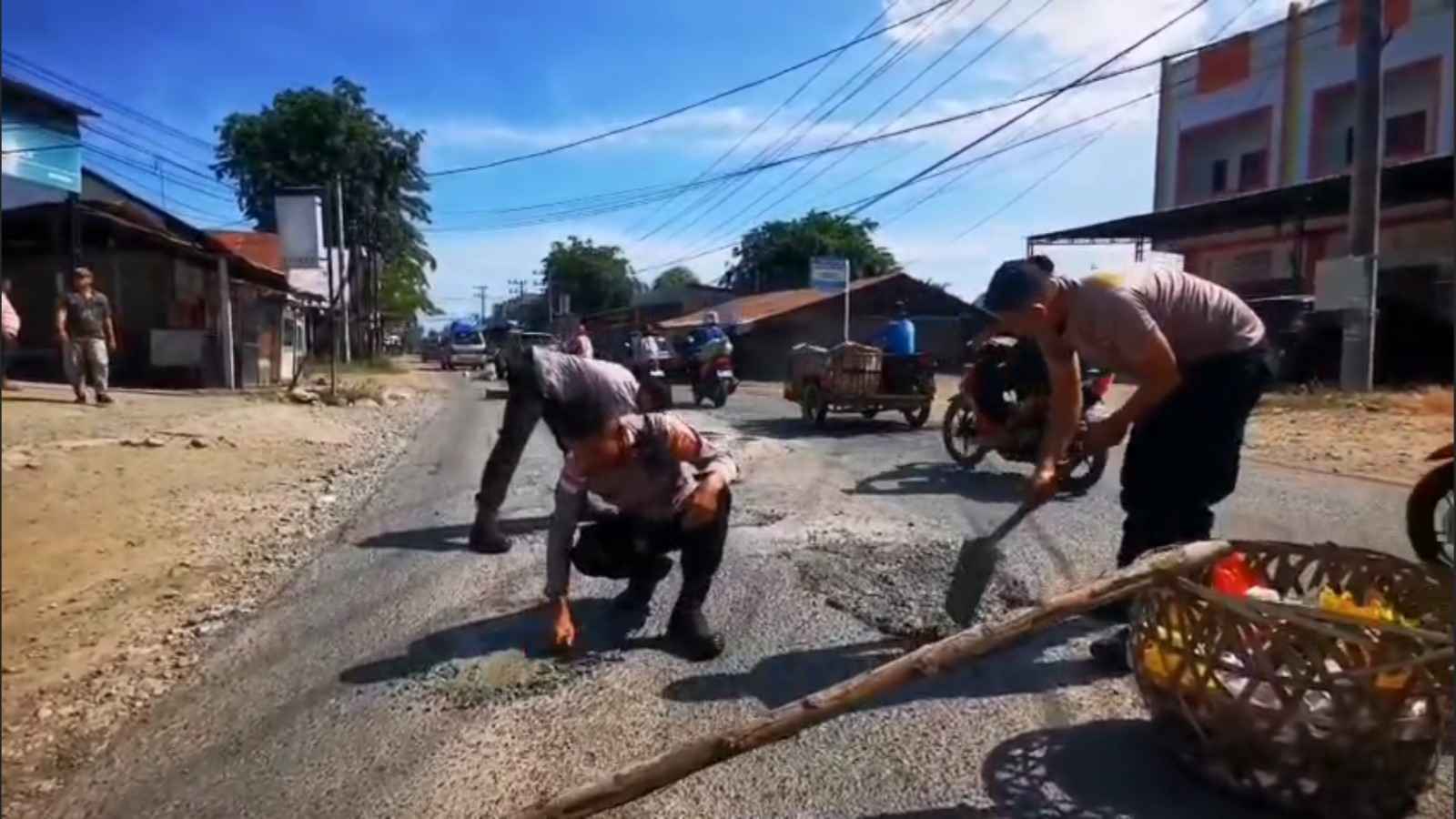 Dengan Biaya Swadaya, Personel Polsek Krueng Barona Jaya Tambal Jalan Berlubang Cegah Kecelakaan Lalu Lintas