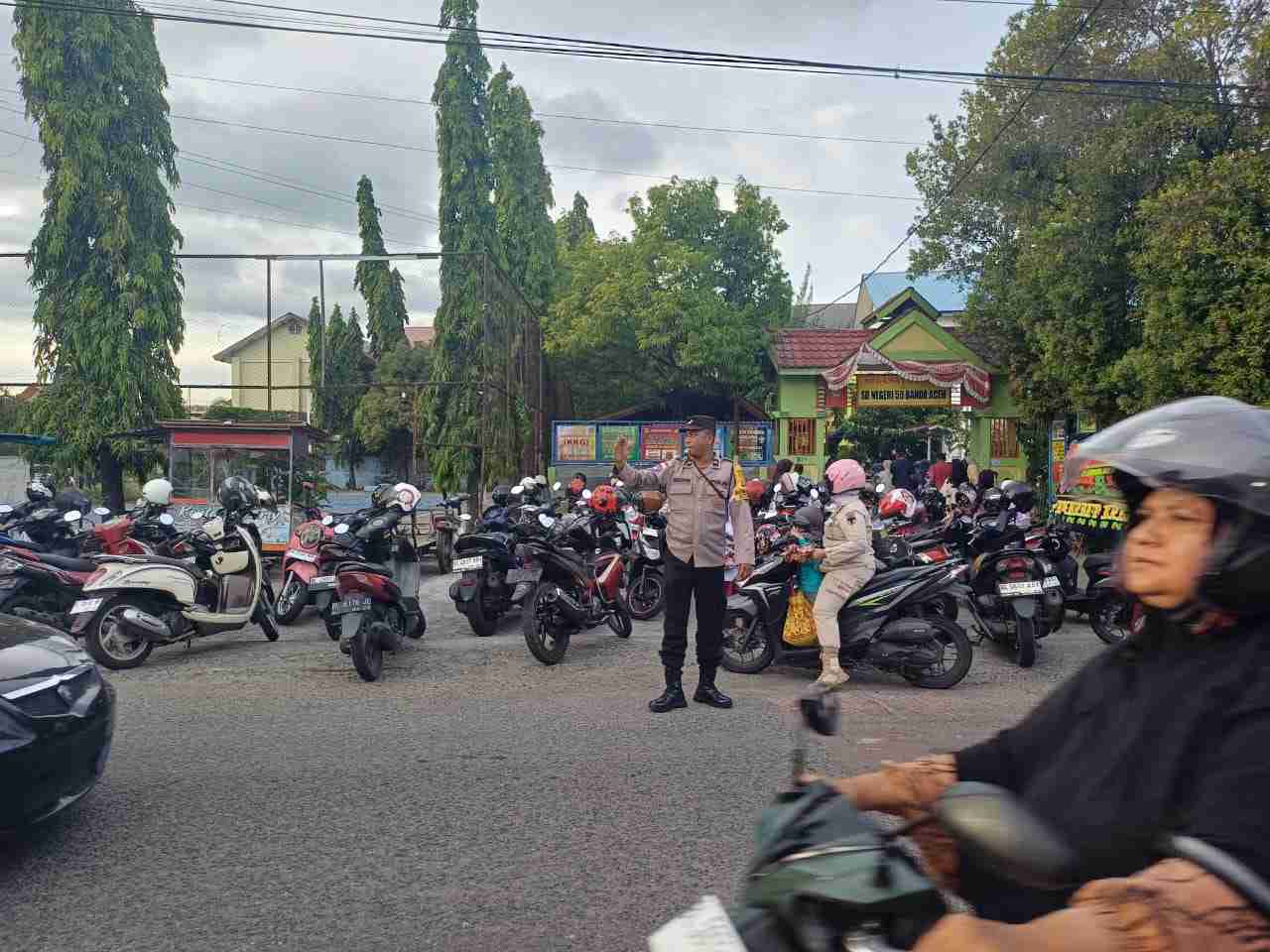 Pentingnya Ketertiban Pengendara Kendaraan di Pagi Hari, Polresta Banda Aceh Kerahkan Personel Gelar Strong Point - Tribratanews Polresta Banda Aceh