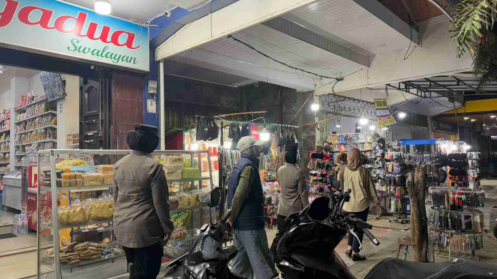 Cegah Gangguan Kamtibmas, Polwan Polresta Banda Aceh Lakukan Patroli Malam - Tribratanews Polresta Banda Aceh