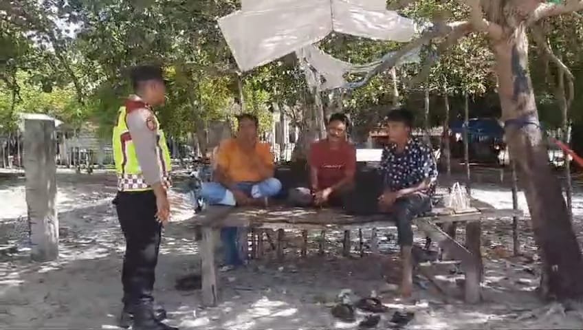 Patroli ke Pantai, Polsek Mesjid Raya Berikan Imbauan Tentang Kriminalitas dan Bahaya Ombak