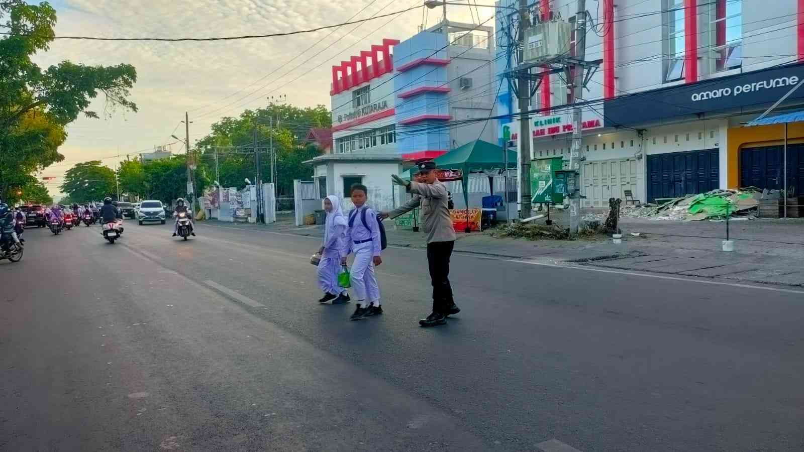Demi Keselamatan, Polisi di Banda Aceh Seberangkan Pelajar Menuju Sekolah - Tribratanews Polresta Banda Aceh