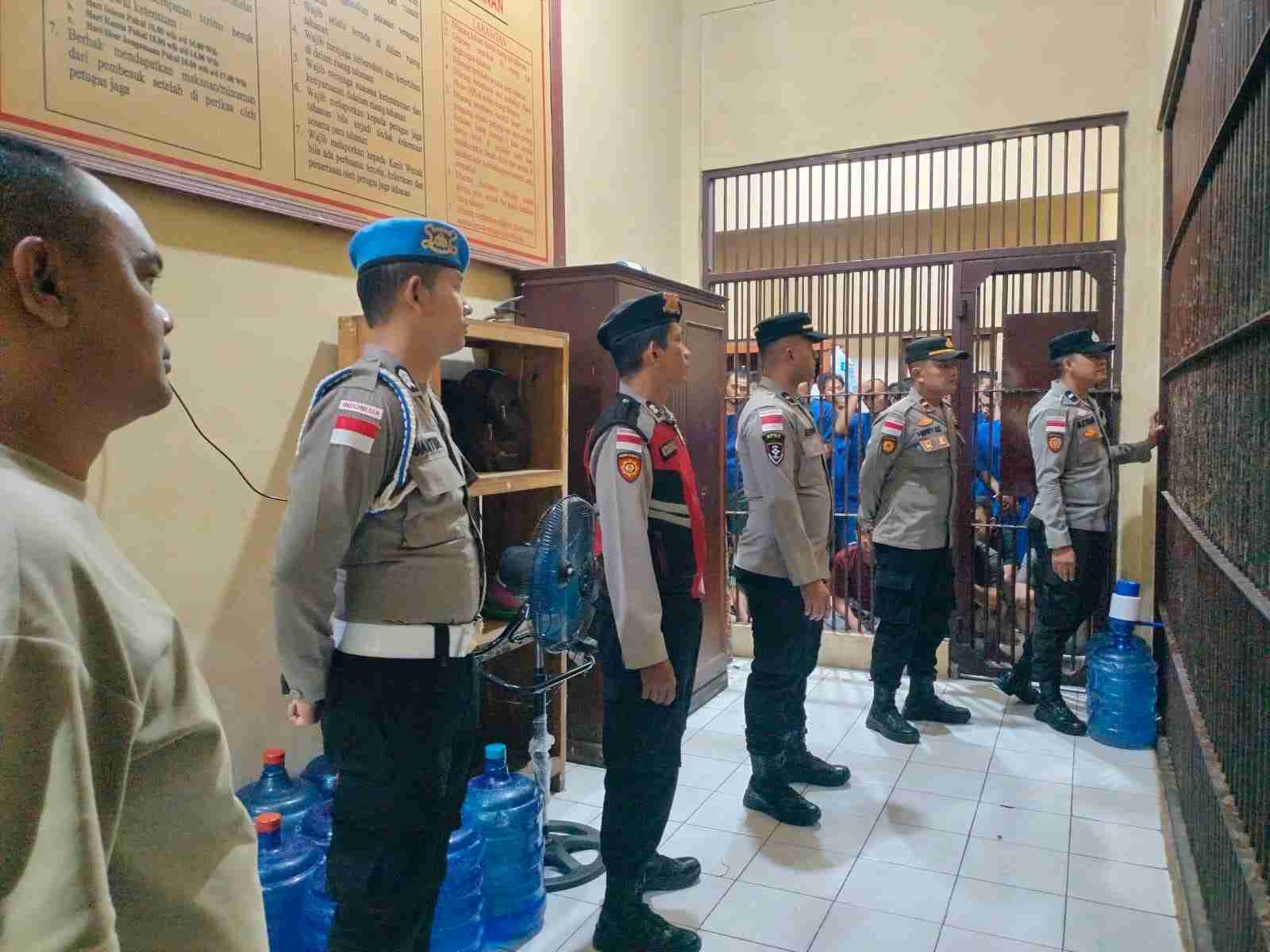 Pamapta SPKT Polresta Banda Aceh dan Piket Fungsi Cek Kondisi Rutan, Pastikan Keamanan serta Kesiapsiagaan Personel - Tribratanews Polresta Banda Aceh